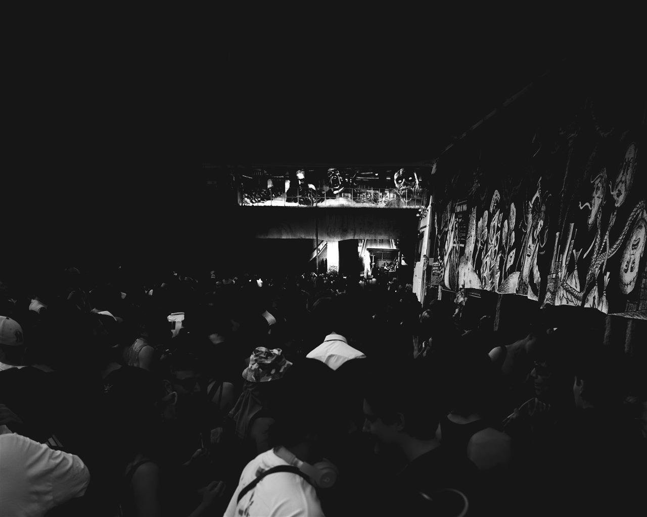 Street parade di Deep Yume — la folla sotto il ponte, tra i murales