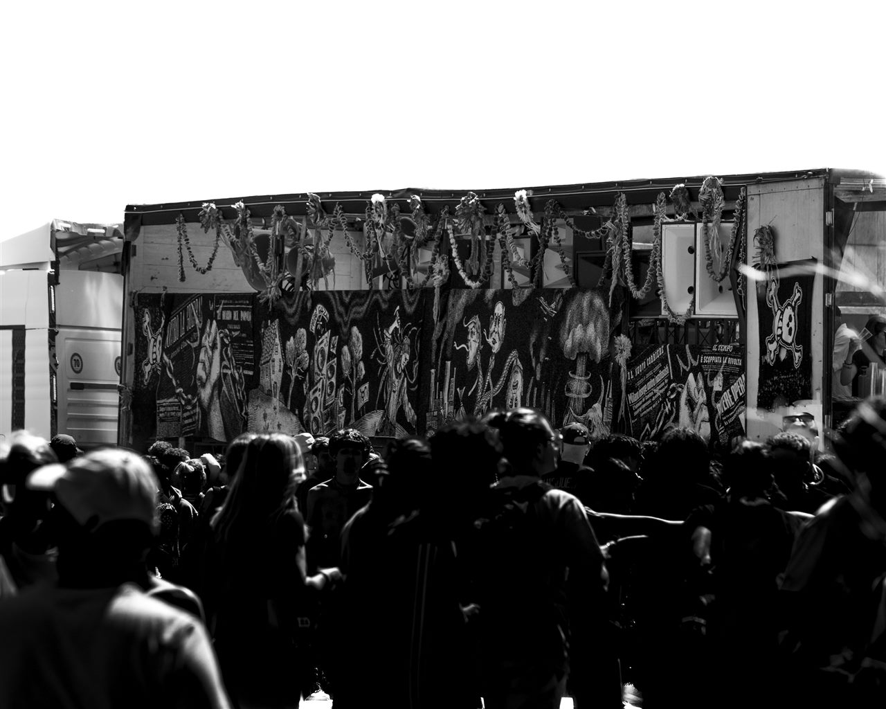 Street parade di Deep Yume — la folla davanti al carro decorato